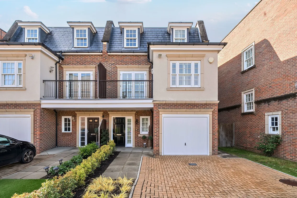 Lincoln Grove, WEYBRIDGE, KT13 photo 1