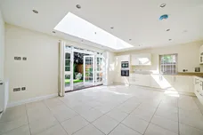 Lincoln Grove, WEYBRIDGE, KT13 photo 2