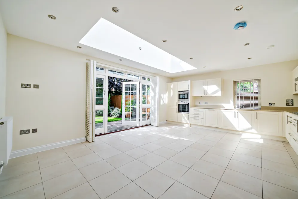 Lincoln Grove, WEYBRIDGE, KT13 photo 2