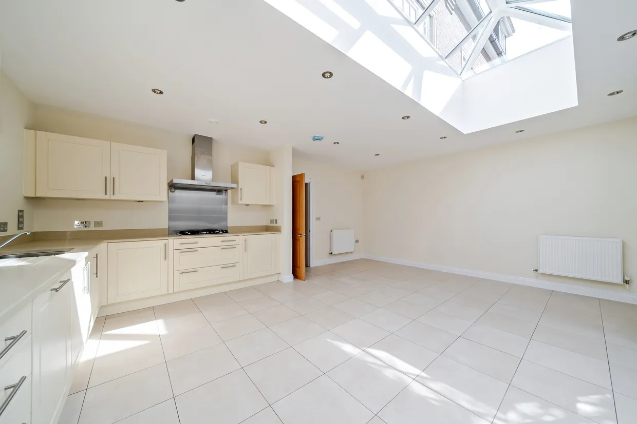 Lincoln Grove, WEYBRIDGE, KT13 photo 3