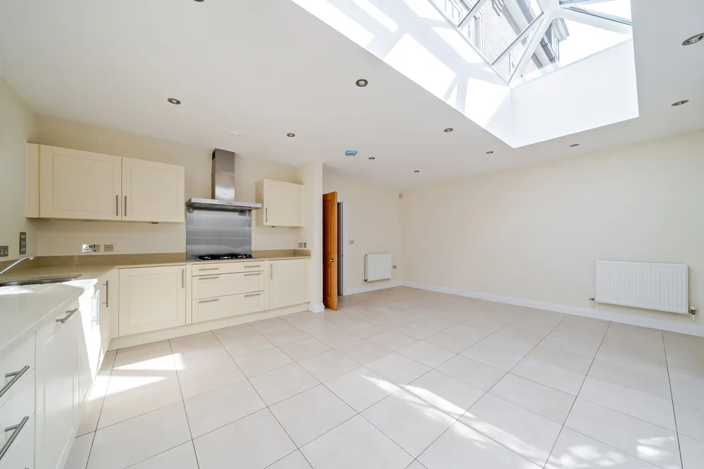 Lincoln Grove, WEYBRIDGE, KT13 photo 3