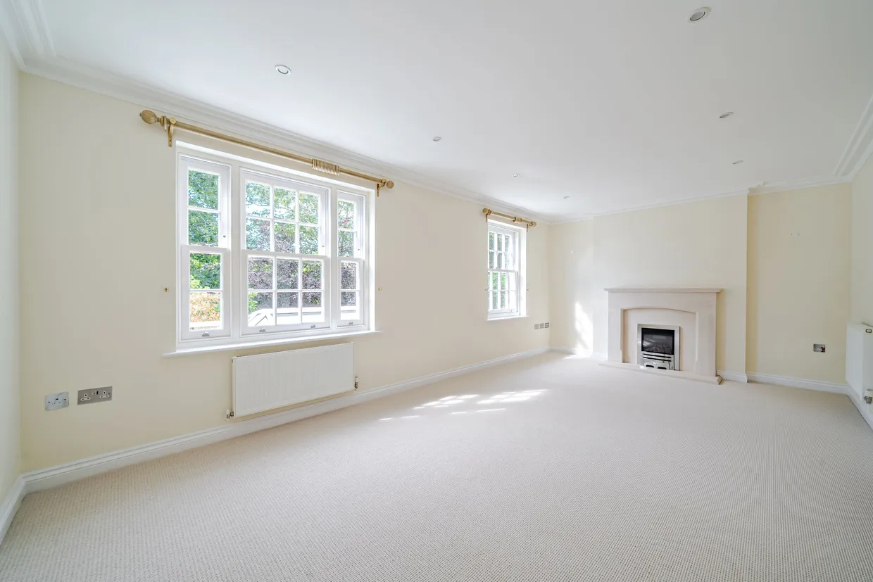 Lincoln Grove, WEYBRIDGE, KT13 photo 4