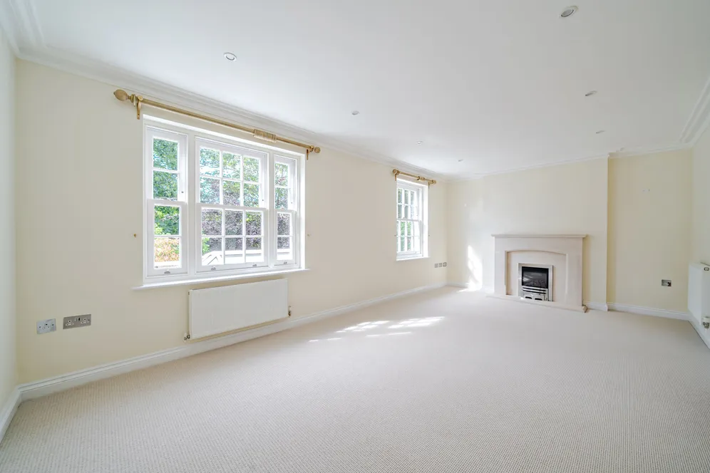 Lincoln Grove, WEYBRIDGE, KT13 photo 4
