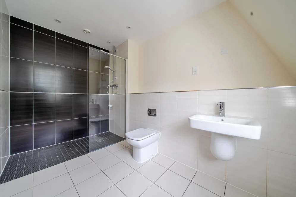 Lincoln Grove, WEYBRIDGE, KT13 photo 8