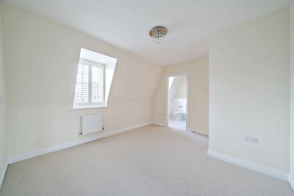 Lincoln Grove, WEYBRIDGE, KT13 photo 9