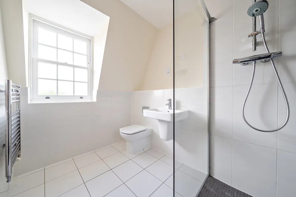 Lincoln Grove, WEYBRIDGE, KT13 photo 12