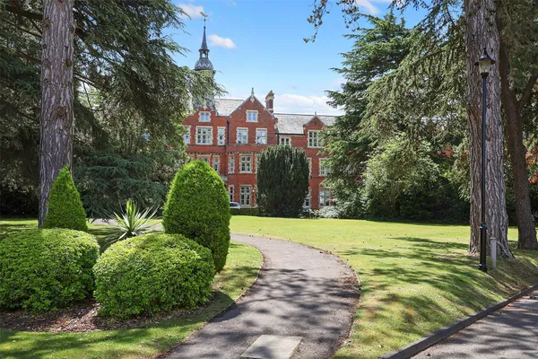 Lavender Close, Leatherhead, Surrey, KT22