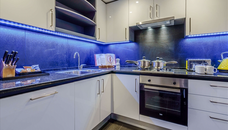 Luxury Two Bedroom Apartment To Let  Skyline Balcony & Air Conditioning  E14 Image 4