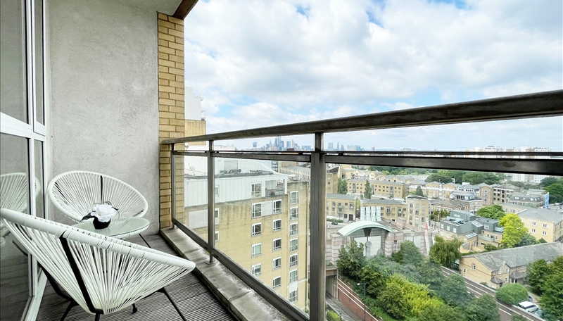 Luxury Two Bedroom Apartment To Let  Skyline Balcony & Air Conditioning  E14 Image 5