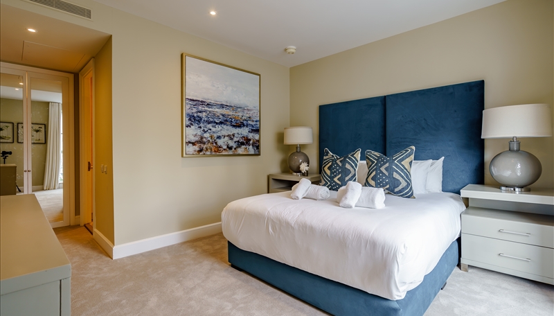 Luxury Two Bedroom Apartment To Let  Skyline Balcony & Air Conditioning  E14 Image 9