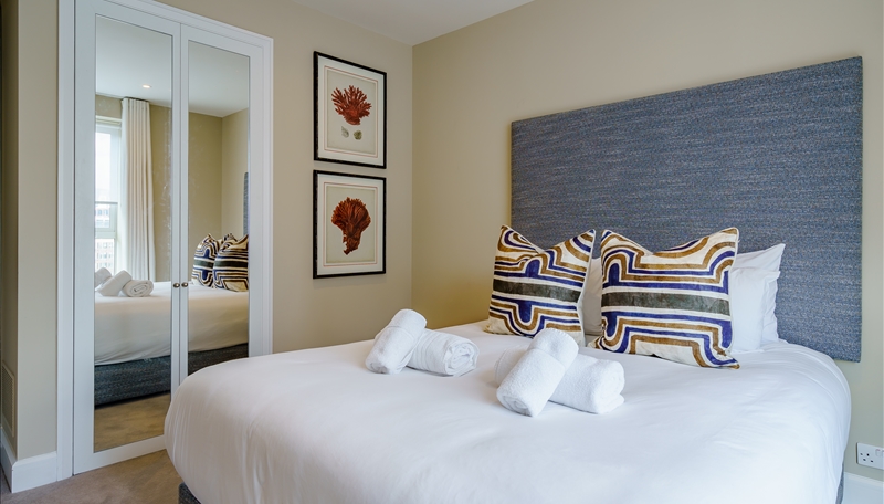 Luxury Two Bedroom Apartment To Let  Skyline Balcony & Air Conditioning  E14 Image 11