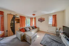 Linden Avenue, Watford, WD18 photo 3