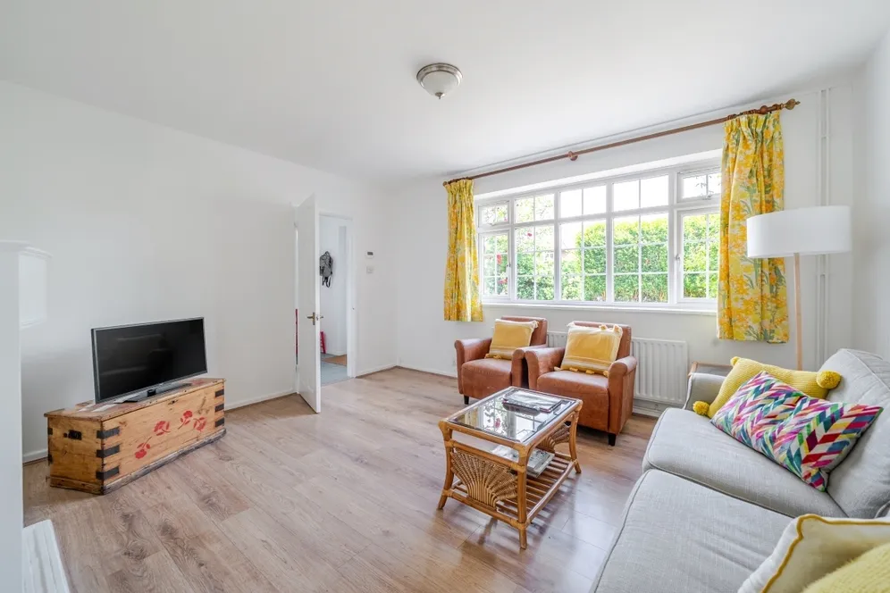Manor Road North, Thames Ditton KT7 photo 4