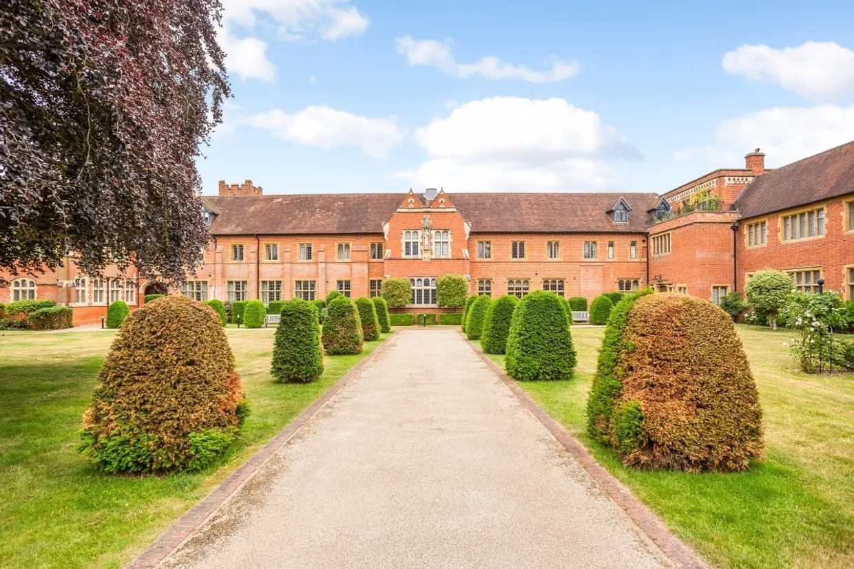 Abbey Gardens Upper Woolhampton RG7 photo 1
