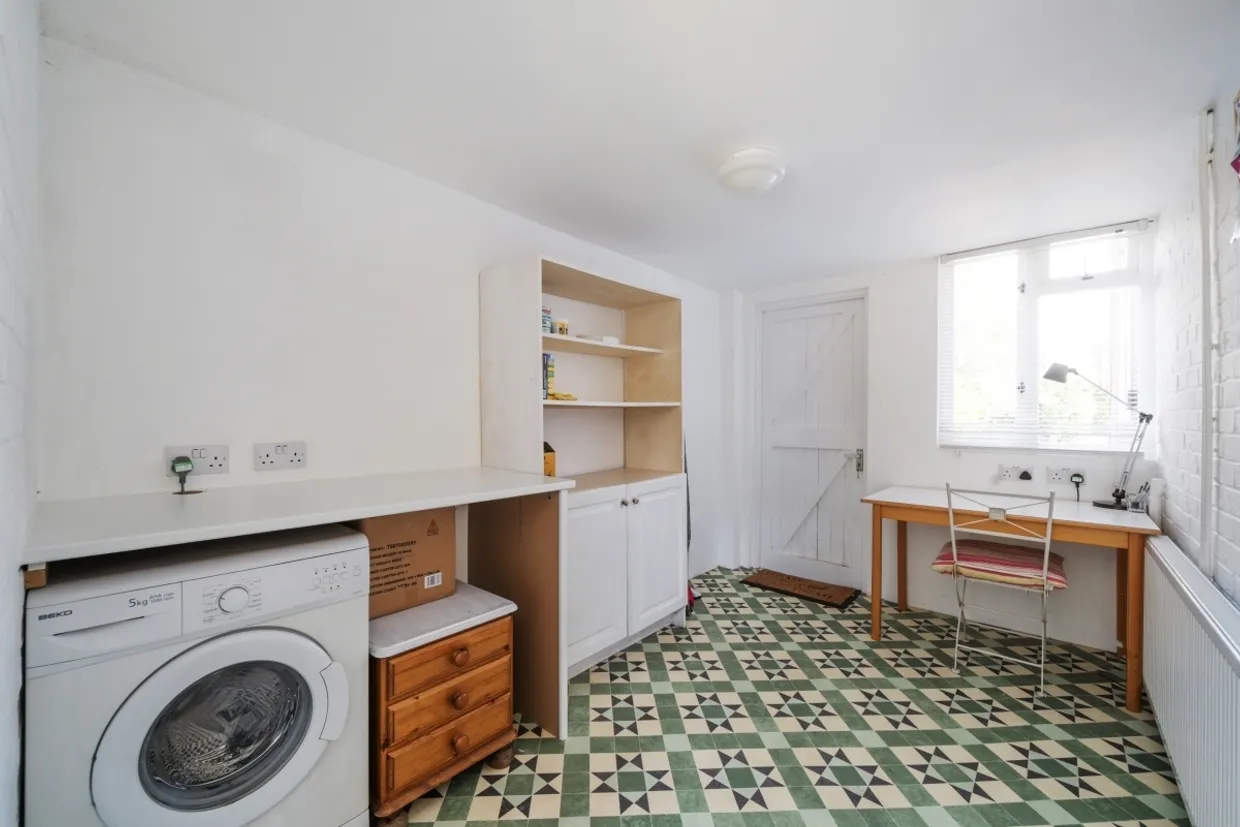 Manor Road North, Thames Ditton KT7 photo 10