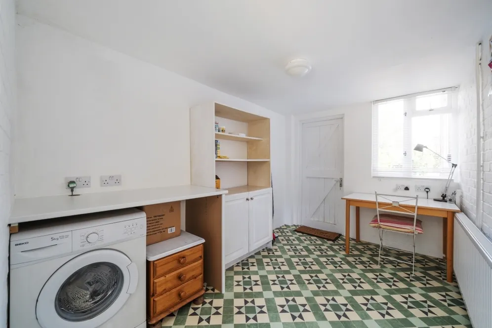 Manor Road North, Thames Ditton KT7 photo 10