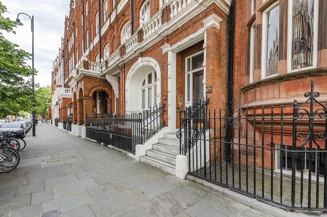 Pont Street Knightsbridge SW1X photo 16