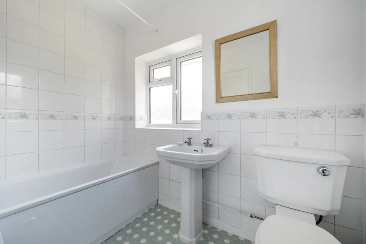 Manor Road North, Thames Ditton KT7 photo 17