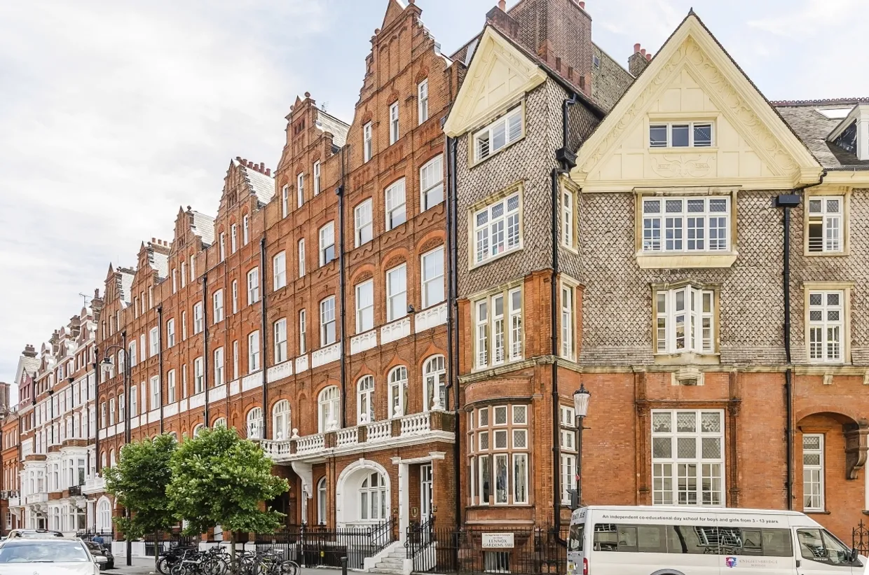 Pont Street Knightsbridge SW1X photo 17