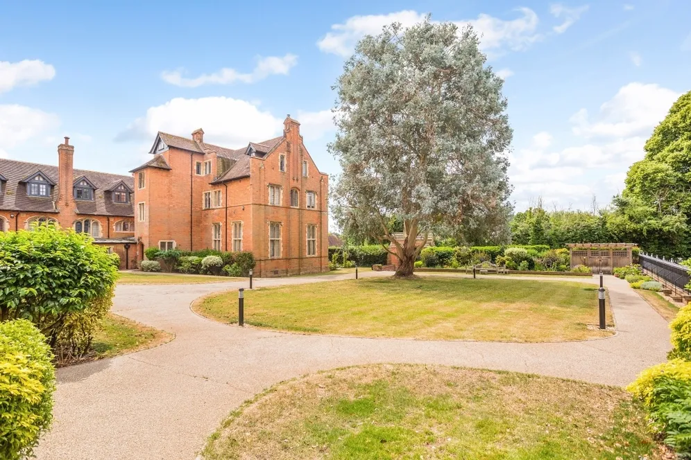 Abbey Gardens Upper Woolhampton RG7 photo 19