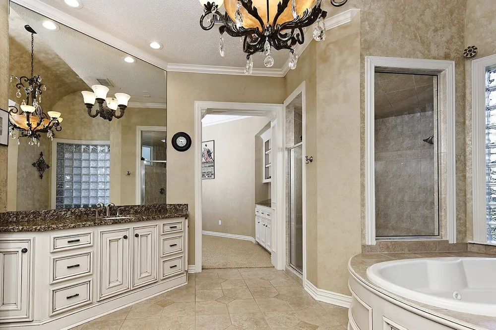 22 W Bracebridge Circle, The Woodlands, TX 77382