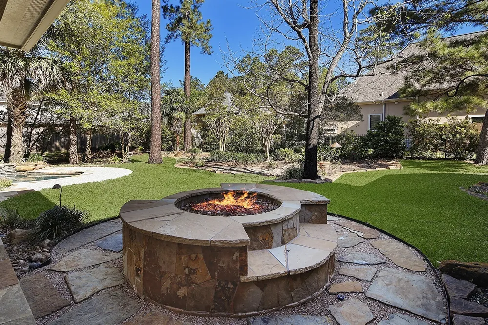 22 W Bracebridge Circle, The Woodlands, TX 77382