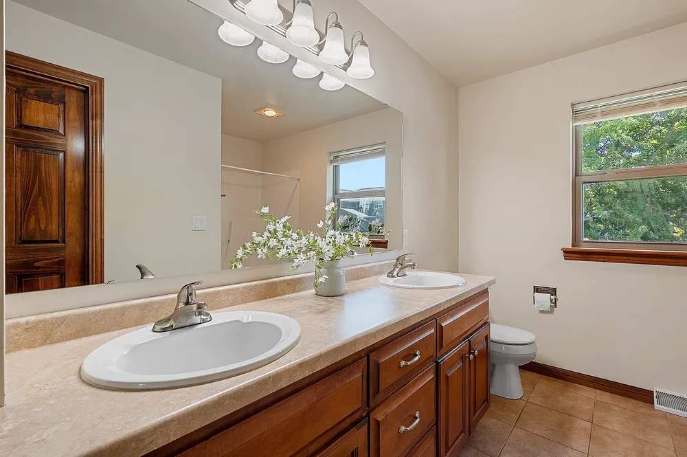 3437 Sandgate Castle Dr, Green Bay, WI 54313
