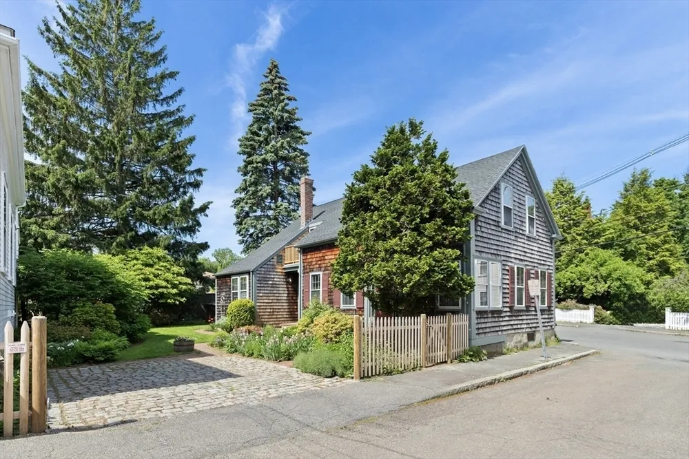 34 Pearl St, Marblehead, MA 01945