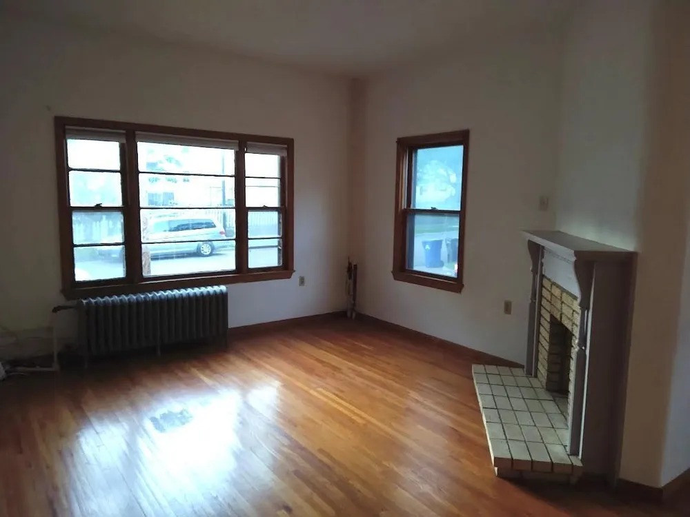 672 Surrey Ave, St Paul, MN 55106-6210