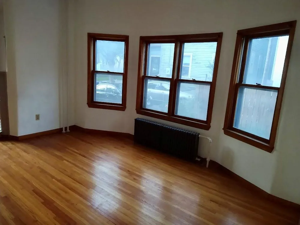 672 Surrey Ave, St Paul, MN 55106-6210