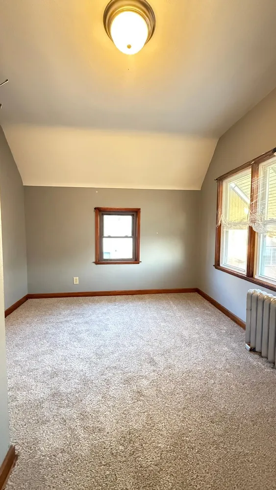 672 Surrey Ave, St Paul, MN 55106-6210