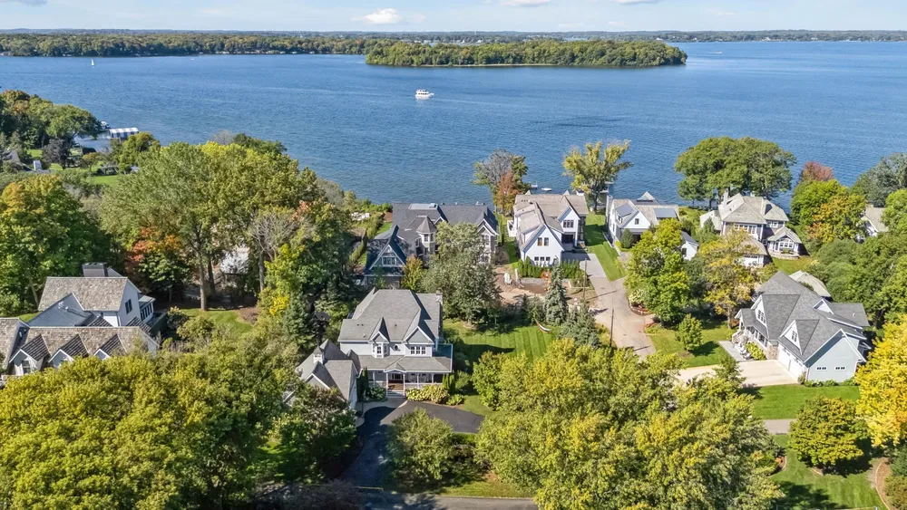 20575 Summerville Rd, Deephaven, MN 55331