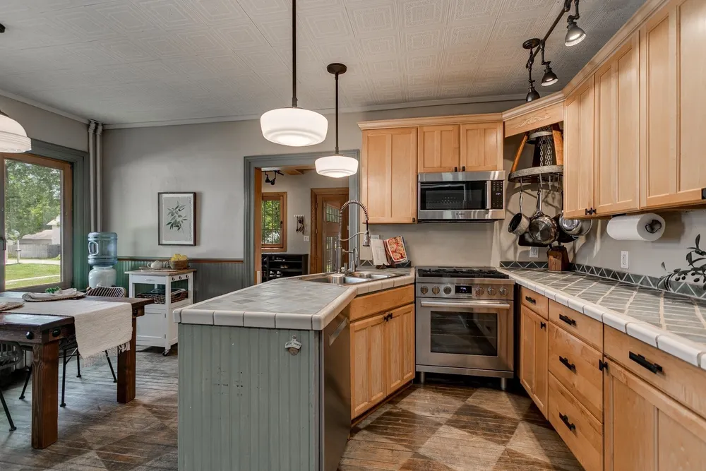 1001 S Lawe St, Appleton, WI 54915