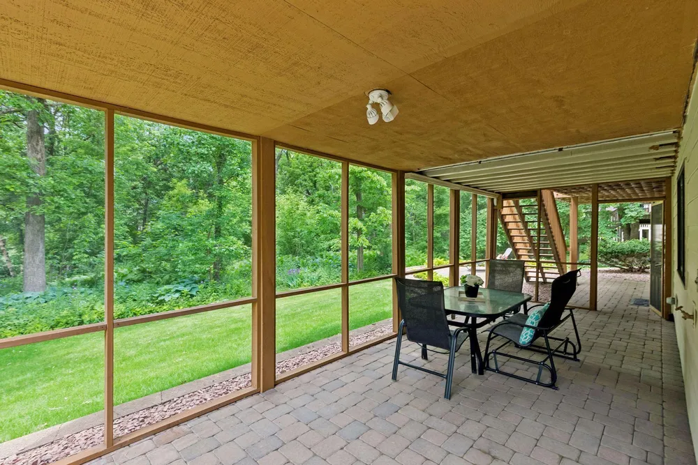 13673 Duluth Dr, Apple Valley, MN 55124