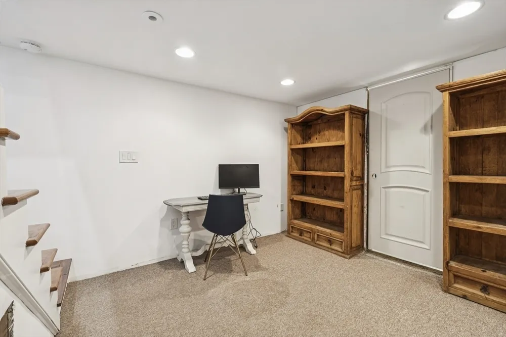 6 Suntaug St, Lynnfield, MA 01940