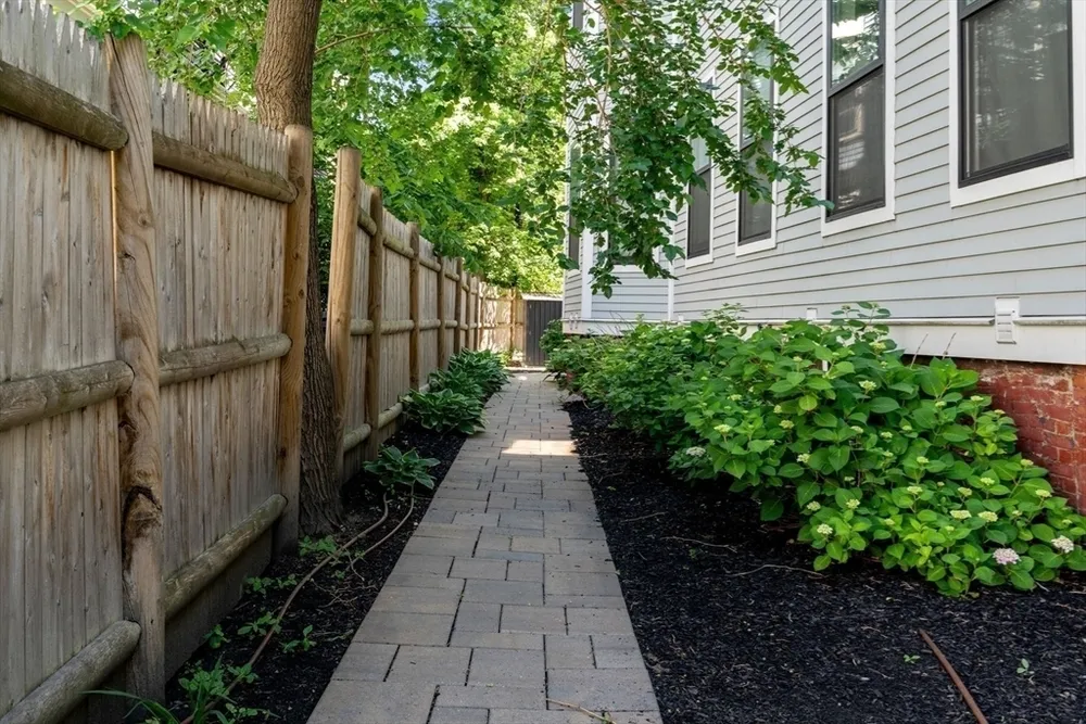12 Arnold Circle, Cambridge, MA 02139