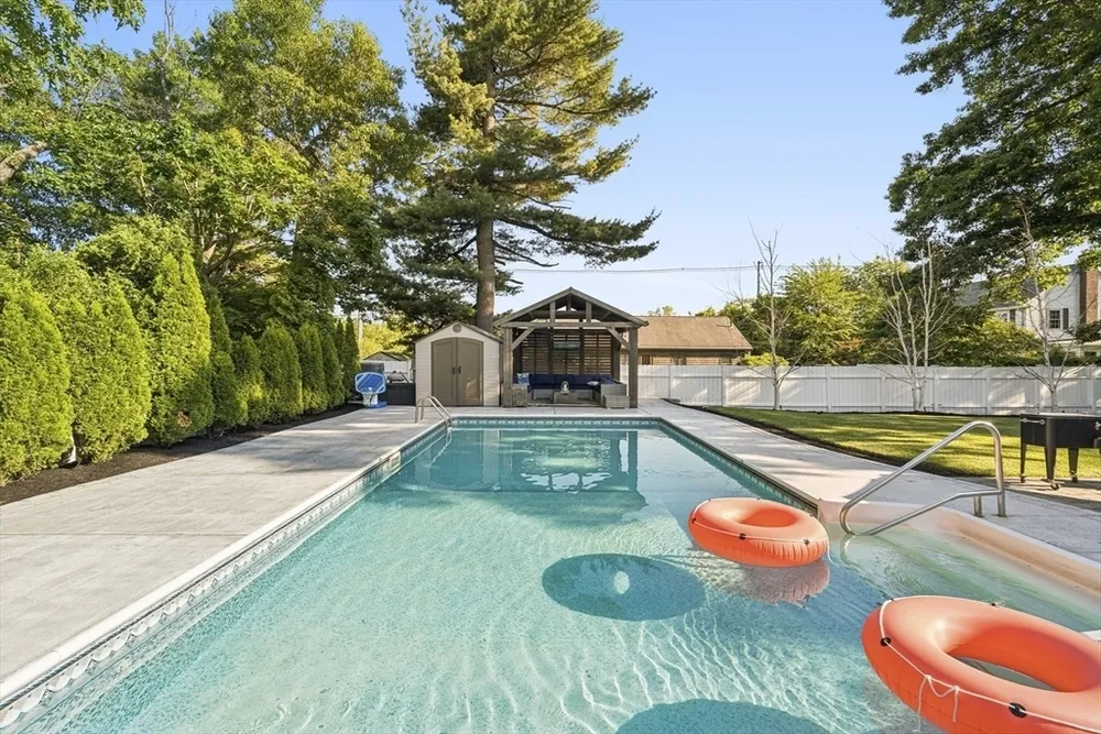 6 Suntaug St, Lynnfield, MA 01940