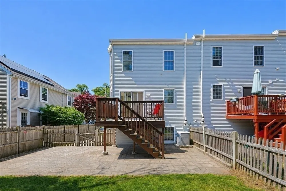 26 Oakwood St, Boston, MA 02136