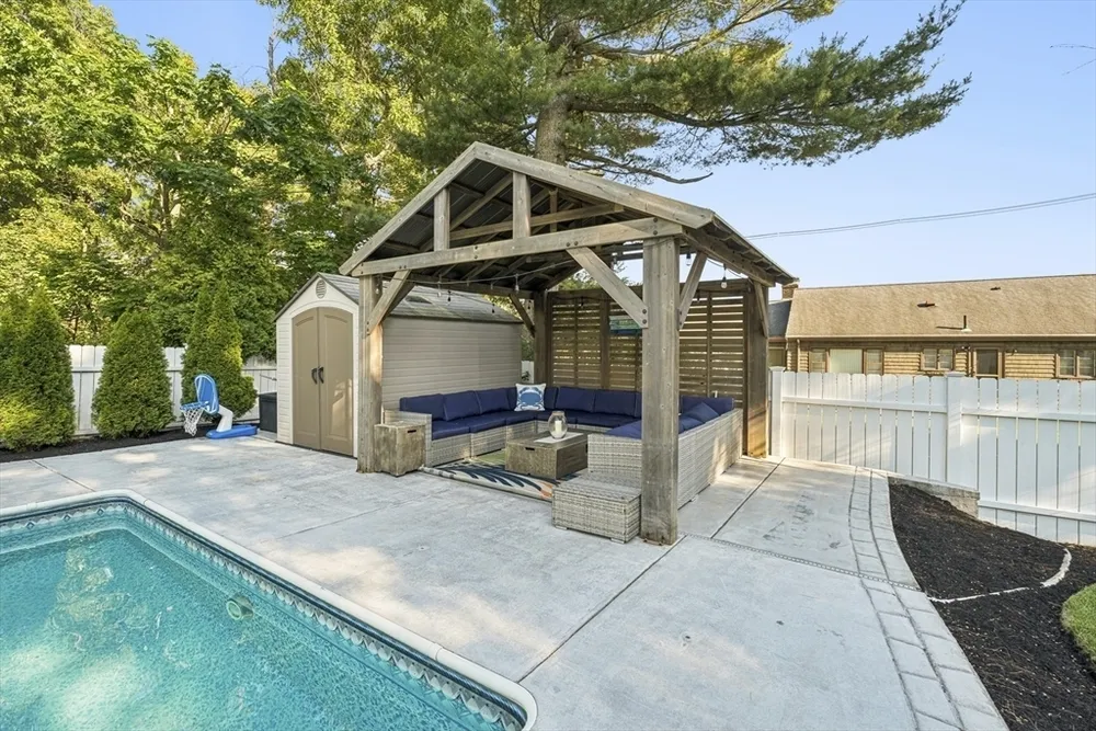 6 Suntaug St, Lynnfield, MA 01940