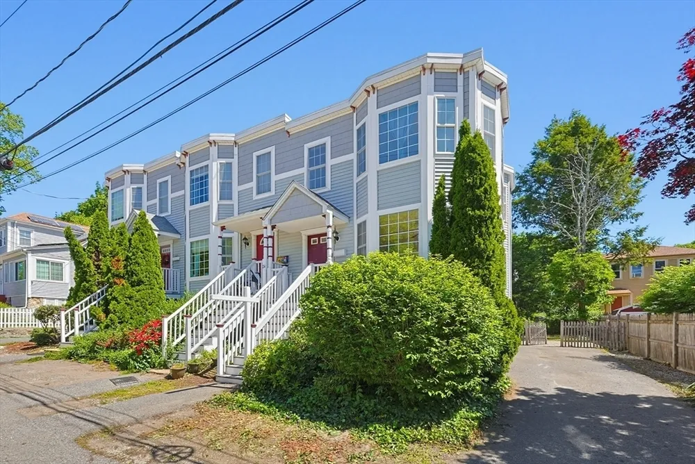 26 Oakwood St, Boston, MA 02136