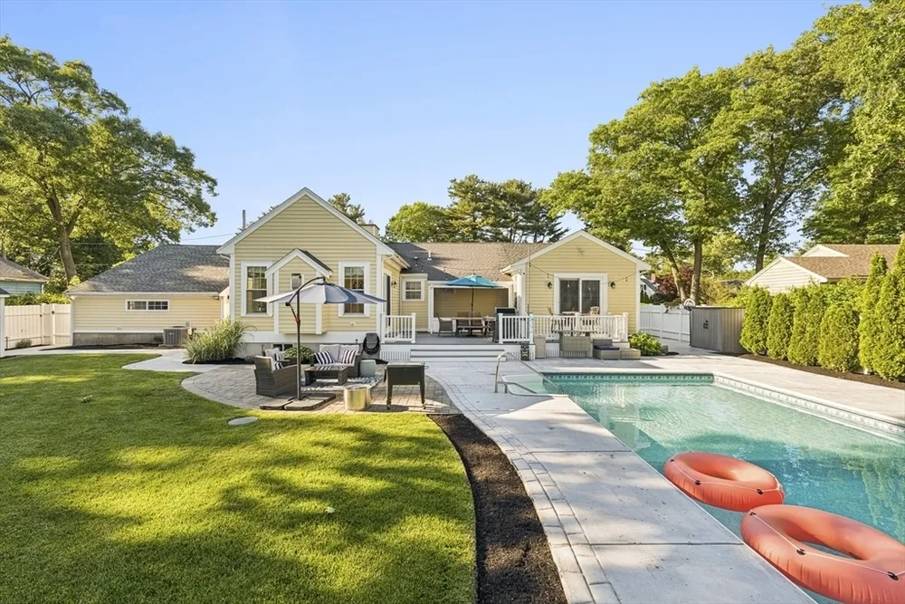 6 Suntaug St, Lynnfield, MA 01940