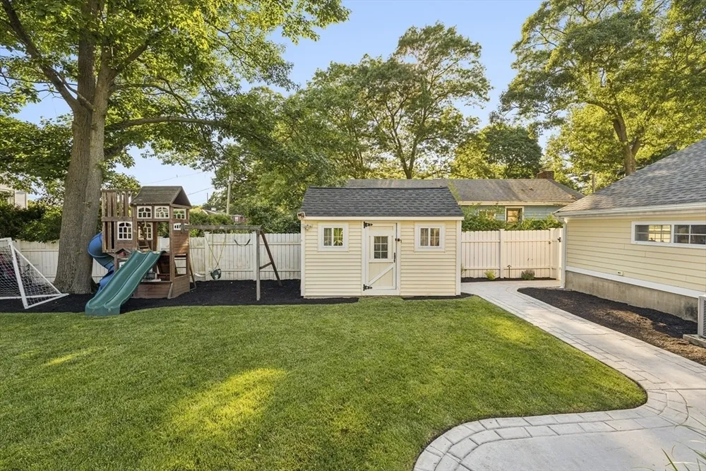 6 Suntaug St, Lynnfield, MA 01940