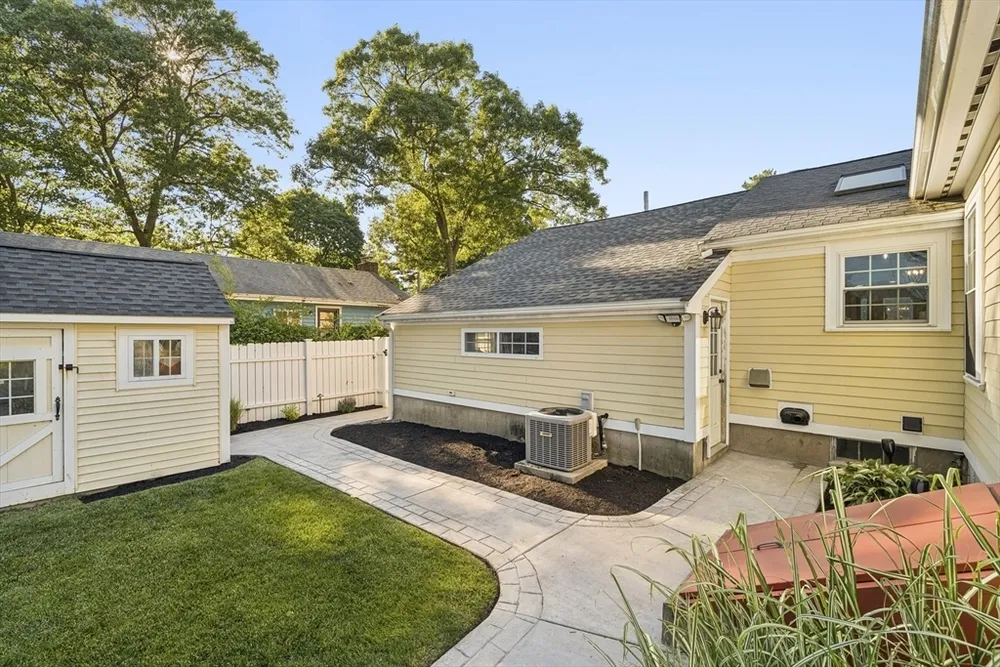 6 Suntaug St, Lynnfield, MA 01940