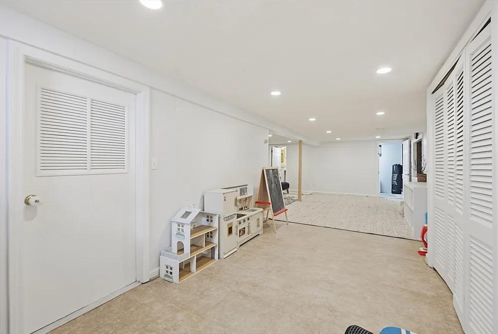 23 Kosciusko St, Peabody, MA 01960