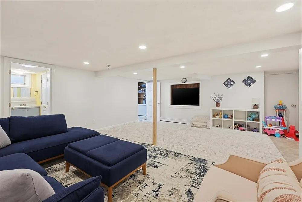 23 Kosciusko St, Peabody, MA 01960