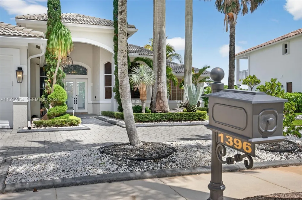 1396 Victoria Isle Dr, Weston, FL 33327