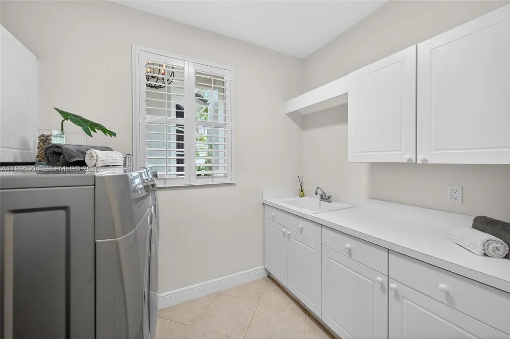 1396 Victoria Isle Dr, Weston, FL 33327