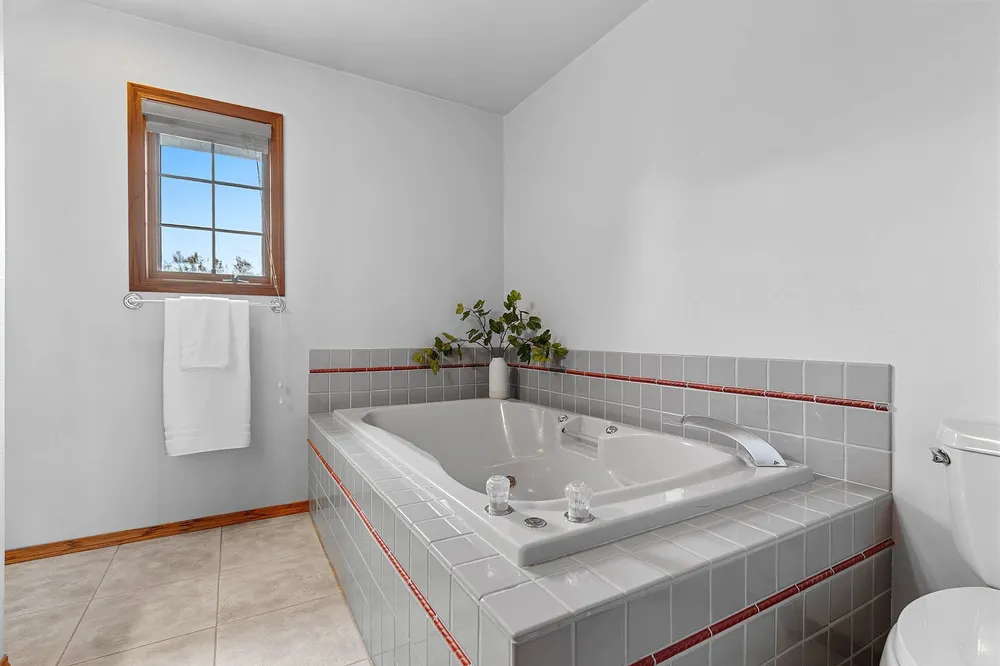 1354 Camelot Ct, Oneida, WI 54155
