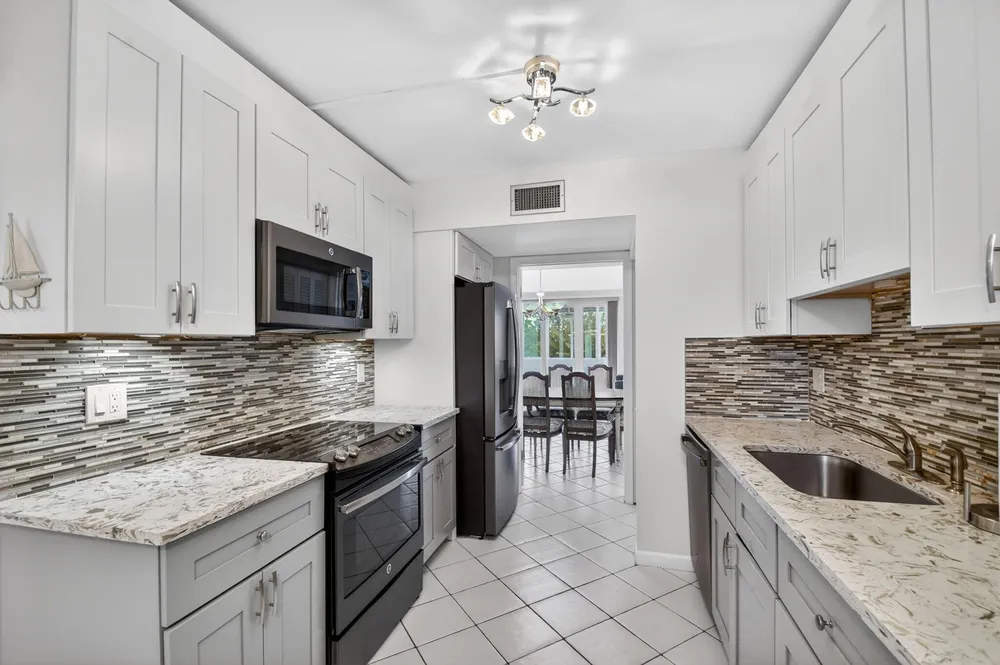 3425 Via Poinciana, Lake Worth, FL 33467