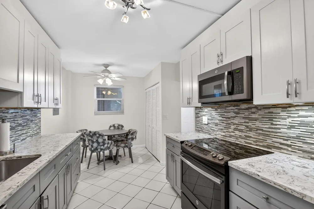 3425 Via Poinciana, Lake Worth, FL 33467